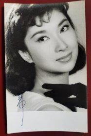 早期著名香港著名华人女明星，出生于上海望族，声名显赫，惜英年早逝(乐蒂：西方人誉乐蒂小姐为最美丽的中国女明星)银盐亲笔签名老照片。