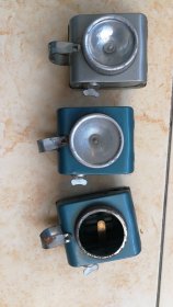 老自行车灯，一个没有灯头了，其它2个功能好的。中间的少一个钉子。