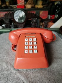 八九十年代老电话机 馒头机，橘红色喜庆漂亮，民俗怀旧摆设影视道具等，长宽高21*13.5*11厘米，外壳轻微使用痕迹，无磕碰残缺破裂，品相不错。