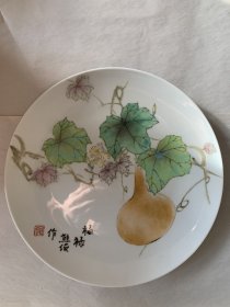 【终身保真陶瓷，得自画家本人】熊俊，26X26cm陶瓷瓷盘有证书！ 祖籍江西丰城，出生于江西景德镇，自幼随父熊汉中学习陶瓷艺术，毕业于景德镇陶瓷职工大学（现景德镇学院）陶瓷美术系，首届江西省陶瓷艺术大师，江西省高级工艺美术师。当代瓷画艺术家，抱石艺术学院客座教授。中国工艺美术学会会员，中国女陶艺家学会会员，江西省工艺美术学会会员