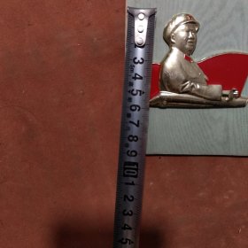 毛主席像章《异形章》，着军装手扶栏杆，背面香港侨谊会敬制1969