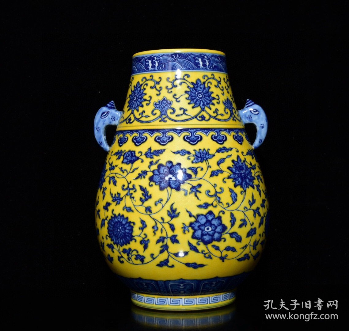 清乾隆黄釉青花缠枝花卉纹双耳尊，高33×25厘米