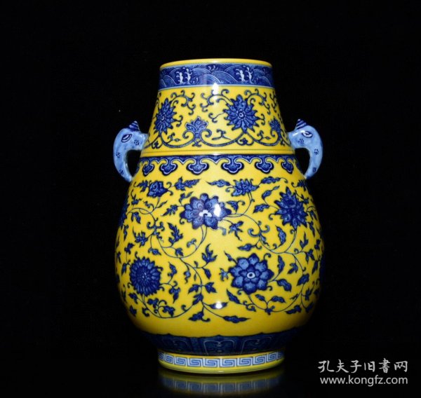 清乾隆黄釉青花缠枝花卉纹双耳尊，高33×25厘米