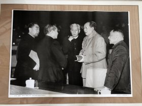 1962年、毛泽东、刘少奇、周恩来、陈云、邓小平在扩大的中央工作会议上。全开（106x77 公分左右）。1992 年印刷。铜版纸。品相见图展示自定。