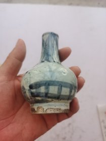 明代·兰青花小天球瓶，明兰青花画功古朴典雅，包浆厚重，精美漂亮！尺寸：直径7cm ，高 11Cm。