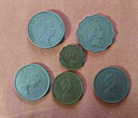 小店所有硬币约50枚合售，一枚不留。香港硬币、菲律宾硬币、新加坡硬币，有的不知道是哪国的，有的不知道是什么硬币（以图片为准，共10张图片，按10张图片发货）（实际品相比图片旧、比图片差）（上海造币牛图案，湖南这个，这两个磕损严重）（都是不值钱的，有多个是重复）（不议价、不包邮、不退换）（快递费12元，只用中通快递）（都是不值钱的，有多个是重复，有重复）（上海，湖南，这两个磕损严重）