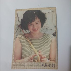 大众电影1985/6 （国际电影资料馆联合会指定收藏的中国期刊；封面;第9届电影百花奖最佳女演员方舒;封底；封二:演员张伟欣；中插画页:张小磊、张潮、吴丹主演的电影《相思女子客店》剧照；金萍、张天喜、何睛主演的电影《公寓》;方舒、馥荔主演的电影《日出》剧照；殷亭茹、张国立主演的《乡思》银苑新花:林芳兵、张天喜、傅艺伟、霍秀、马晓伟;台湾演员杨惠珊……）台湾演员林凤娇；美国影星波姬·小丝；陈佩斯）