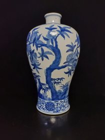 康熙青花石榴纹梅瓶.尺寸34x21厘米。