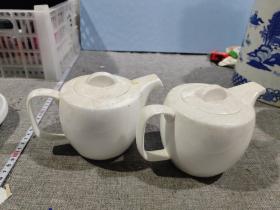 大球泥白瓷茶壶一对，高度约11cm