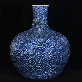 明青花雕刻海水纹天球瓶，高40.5厘米，直径33厘米