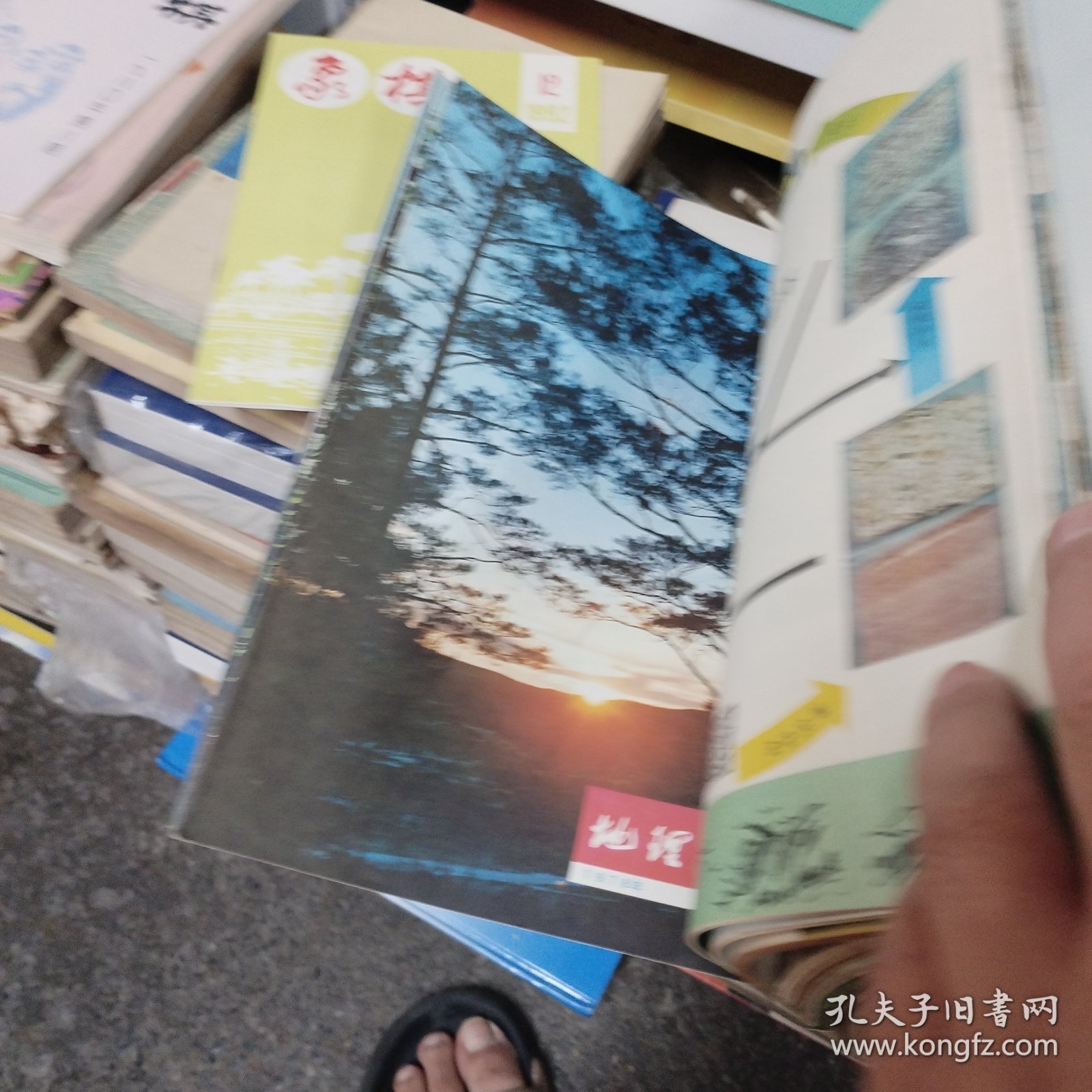 《地理知识》1976年第11、12期、1977年1、3、5、8期、1978年2-8、11、12期、1979年1-6、8-12期、1980年1-12期、1981年1-12期、1982年1-10、12期、1983年3-12期、1984年1-12全、19851-12全【94本合售】