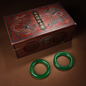 冰种帝王绿翡翠玉镯一对 盒子长29厘米 宽17高 12厘米 戒指内径6厘米 重110克