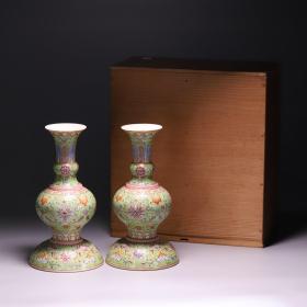 清 松石绿地粉彩福庆有余瓶一对 高 19.5cm “大清乾隆年制”款 带日本木盒，此瓶造型富丽华贵，作葫芦形，小撇口，腹圆鼓，玉壁底。瓶身通体松石绿地，精作缠枝花卉纹，福纹，鲤鱼纹，鲜活如生，敷彩亮丽。纵观整瓶，无论工艺、画工或者取材均属上乘，底足书“大清乾隆年制”六字款。