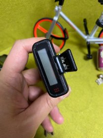 老 BB机 传呼机 三台问题机 这个东西 一般不会坏 因为 很皮实 就是里面虚了或者接触不良 黑色汉显那个隐约看见一条竖线 另外两台没有反应， 三台电池仓都很干净 尤其是粉色 又干净皮毛又好 不知道里面怎么了。三台38包邮。会修的 自己一弄 就完美了。