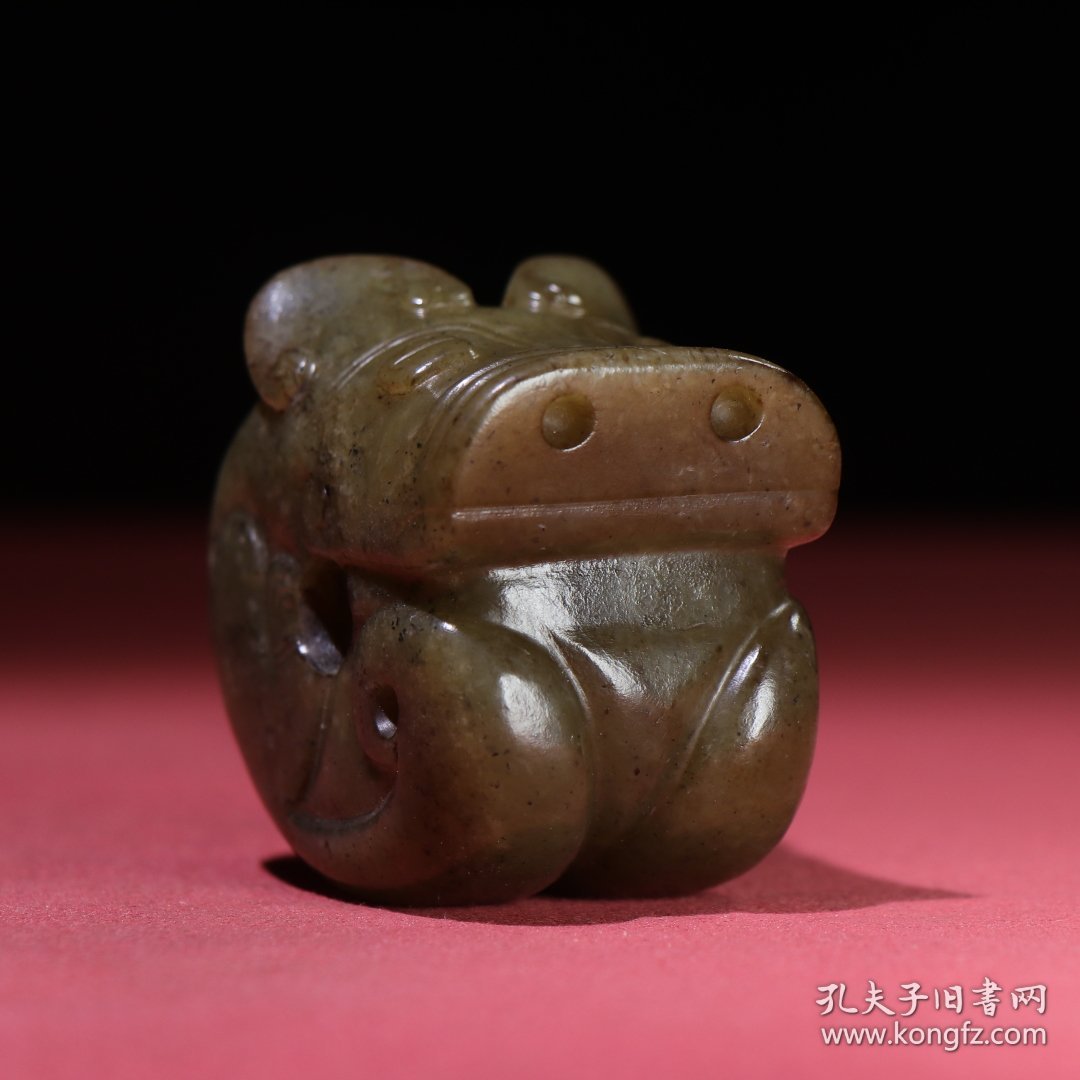 旧藏和田玉商周时期熟坑猪龙把件