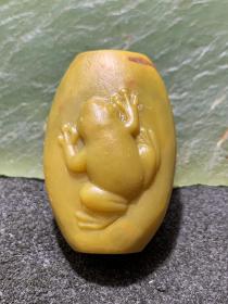 精美黄料亚光战国红玛瑙雕刻青蛙勒子一个，