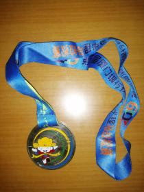 2019年第三届厦门银行杯金门半程马拉松赛奖牌，品相完好。