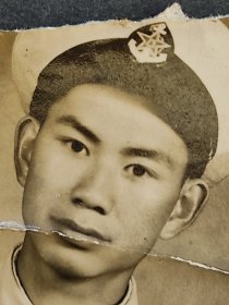 1953年中国人民解放军着50式海军军装佩戴解放西南胜利纪念章照片照片残破(可能是云南镇雄陇家相**册)