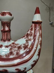 美品·精工细作满工釉里红留白高浮雕刻瓷缠枝牡丹纹四足月亮瓶。