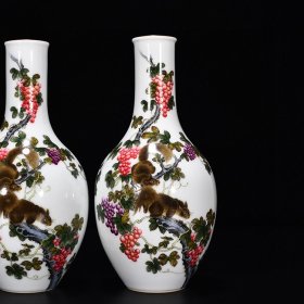 清乾隆珐琅彩松鼠葡萄纹胆瓶 高20厘米 宽10厘米