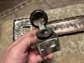 精品，英国19世纪古董书房铜镀银文具9件套，最大尺寸笔架长25 ，书报夹高14 ，墨水瓶托盘宽13，总重4.5斤。高浮雕工艺，众多人物刻画精巧，细节非常丰富。包浆浑厚，品相完美，带像框角原装钉，英伦风书房重器。