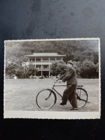 《老照片》1970年代解放军叔叔在骑自行车