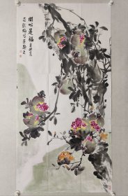 当代优秀画家，庄乾梅《石榴》花鸟画136.5X69cm，软片。 庄乾梅，山东临沂人，现居北京，1994年毕业于中国美术学院（国画系）。中国美术家协会会员，中国女画家协会常务理事、创作部主任、写生创作班导师。北京国画艺术家协会副主席。大骞世界书画研学社导师。（保真书画）