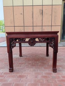 清代苏作古典，花梨木三弯腿鳄鱼脚大拉钱通常花式供壁八仙桌，独板面木纹清晰山水木纹漂亮，四面手工雕刻圆宝圆蛋圆功万事如意，传承百年老皮壳老包浆，四足无蛀卯榫结构底部批灰整体结实不松动经济实惠耐用料大厚重，入手即用无需忧虑！
