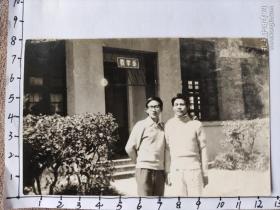 50-70年代老照片:同学？老师在数学系前合影照(感觉应该是昆明工学院-昆明理工大学)