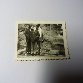 老照片–三名女子站在景区假山前留影