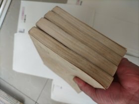 毛泽东选集1～4卷.全套！～（一位老同志的私藏～ 原配本～全部沈阳1966年10月第一次印刷）：白皮，简体字横排版。！全部1966年10月沈阳第一次印刷！，每本都盖有藏家印章！～总体品像不错：自然、立正、包老保真！（注意：内页有一些画线，请先看图片和描述，然后.可放心选购…！，，