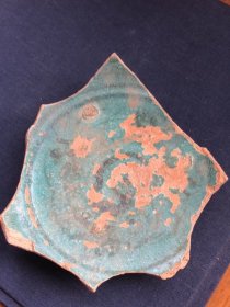 元末明初代孔雀绿黑花盘子完整底足瓷片，11、10、2厘米