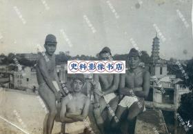 【广州史料】1942年6月 广东陆军总医院旧址大楼上的日军第104师团步兵第137联队士兵以六榕寺花塔为背景合影照一枚（此时的广东陆军总医院院址被日伪占为广东第二病院，渡边稔任院长，故又称渡边病院。广东陆军总医院建成于1933年，1938年广州沦陷后旧址被日军占用，抗战胜利后重组，1947年改称国军联勤总部广州总医院，1949年更名为国民政府国防部军医署陆海空第二总医院，现为广州军区广州总医院。）