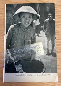 1945年书中照片插页__（正面）小男孩卖自己江中捕捞的啥东西；（背面）重庆的小轿，成都的人力车夫__（A0137__CA01)
