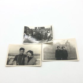 著名小提琴演奏家、中央乐团小提琴首席杨秉荪（1929-2017），五十年代初在匈牙利学习期间，珍贵照片一组三枚（其中收中国留学生手持匈牙利厄特沃什罗兰大学Eötvös Loránd Tudományegyetem旗帜照片一枚。巫漪丽旧藏）