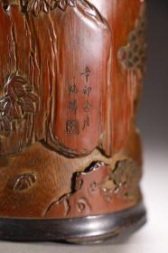 梅邻 竹雕松下高仕笔筒
尺寸：11.8×15.6厘米 重390克