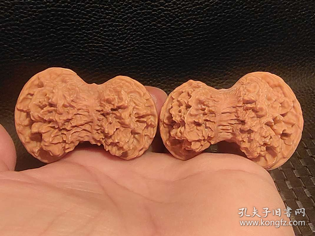 ❤稀有异形核桃蝙蝠(36052)
【品名】蝙蝠
【尺寸】边50/50肚30/30高34/34mm
【介绍】稀有异形核桃蝙蝠！象形神似！手拿蝙蝠  寓意～福在眼前！品相如图！