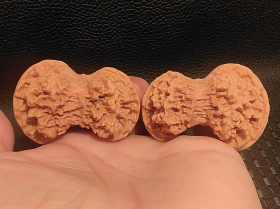 ❤稀有异形核桃蝙蝠(36052)
【品名】蝙蝠
【尺寸】边50/50肚30/30高34/34mm
【介绍】稀有异形核桃蝙蝠！象形神似！手拿蝙蝠  寓意～福在眼前！品相如图！