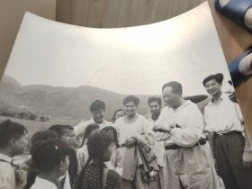 少见的毛泽东主席与小学生交谈銀盐老照片，麻面厚纸泛银，此照片应为上世纪五十年代拍摄。