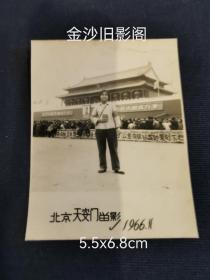 文：时代影像一《1966 .11北京天安门》《5.5x6.8cm)