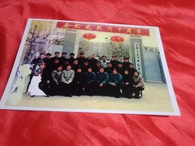 摄于1988年的《庆祝江苏省运河师范建校60周年部分校友合影》，顾威、杨春茂等在列（13×9厘米）