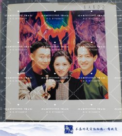 BABOO老卡片1张13*13㎝，边上不平整，5品。均是早期杂志社原版，实物拍摄有现货，要了可以直接下单。 抽屉5-1-079 Baboo是1991年成立于台湾的实验性乐团，由林玮哲、李欣芸、李守信与日籍音乐人金木义则组成。成员涵盖古典、流行、民族音乐等多重背景，擅长吉他、键盘、鼓、贝斯等乐器编曲，作品融合多语言与风格元素，涉足电影及舞台剧配乐创作。