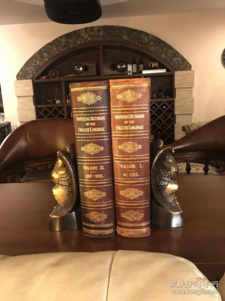 环球大词典 1899版 其中的两册 真皮封面封底 开本巨大
very heavy！