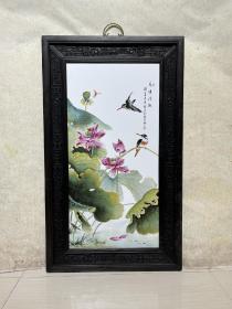 刘雨岑作品红木镶瓷板画粉彩花鸟荷塘情趣挂屏
高99厘米宽58.5厘米
