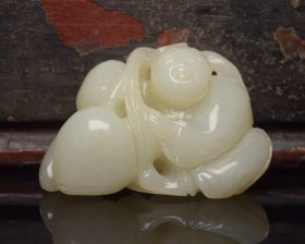 和田玉童子献寿 规格: 6.3×3.6×2.2厘米，重 80克。 玉质温润细腻，沁色自然，刀功老道，皮壳包浆一流，雕刻生动，线条流畅，品相完美！