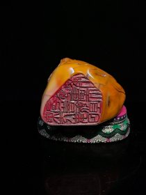 回流珍品，寿山石极品三彩田黄印章摆件 大清著名雕刻家【吴昌硕】之藏品 取材上乘寿山三色田黄石，色泽鲜艳饱满，机理细腻油润，质地纯净透通，工艺精湛一流，黄田似金，红田似血，白田似银，三色田黄天然浑为一体，祥龙威武霸气，栩栩如生，包浆醇厚自然，实属收藏观赏珍品 【品名】天降祥瑞，龙行天下 【尺寸】高19.2×宽12 【重量】1960