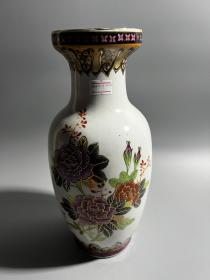 80年代，潮彩牡丹花开富贵花瓶一只