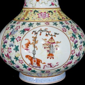清乾隆粉彩吉祥如意纹瓶，30×22厘米