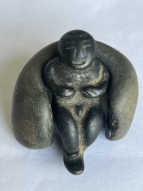年代非常老的铁人，天然形成的石背