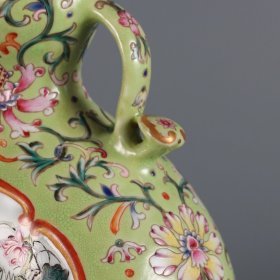 清乾隆年制绿地粉彩开窗花鸟纹如意耳扁瓶